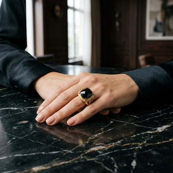 Misterius dan Berani: Eksplorasi Cincin Emas Bermata Hitam untuk Wanita Modern