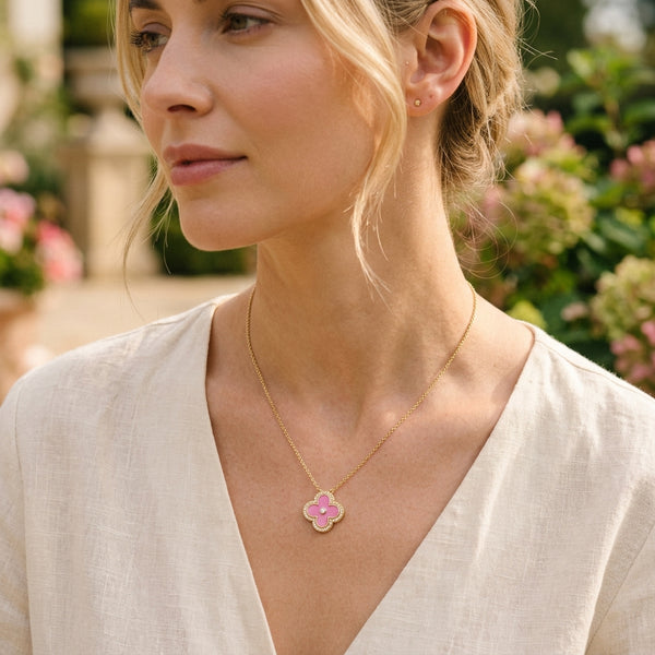Sentuhan Romantis: Kalung Clover Pink dengan Kilau Permata Putih