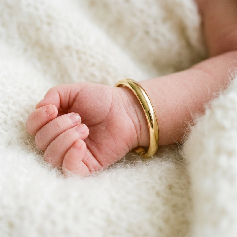 Hadiah Emas untuk Bayi Baru Lahir: Tradisi, Keamanan, dan Makna Simbolis